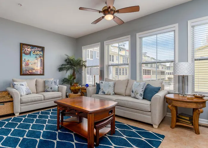 Amazing 4 Bedroom Sunset Island Townhome With Bonus Den! Ocean Stadt