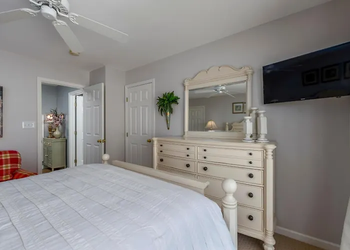 Amazing 4 Bedroom Sunset Island Townhome With Bonus Den! * Ocean Stadt