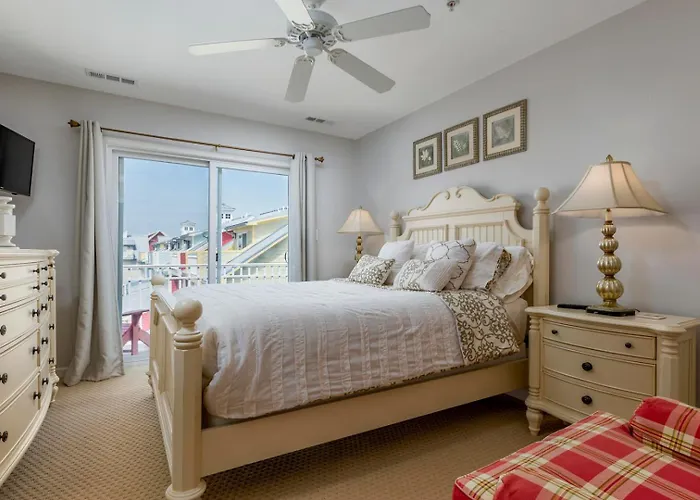 Amazing 4 Bedroom Sunset Island Townhome With Bonus Den! *