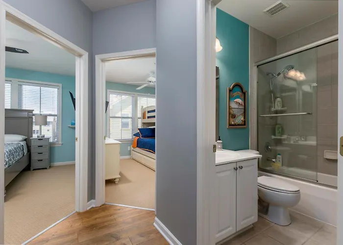 Amazing 4 Bedroom Sunset Island Townhome With Bonus Den! * Ocean Stadt