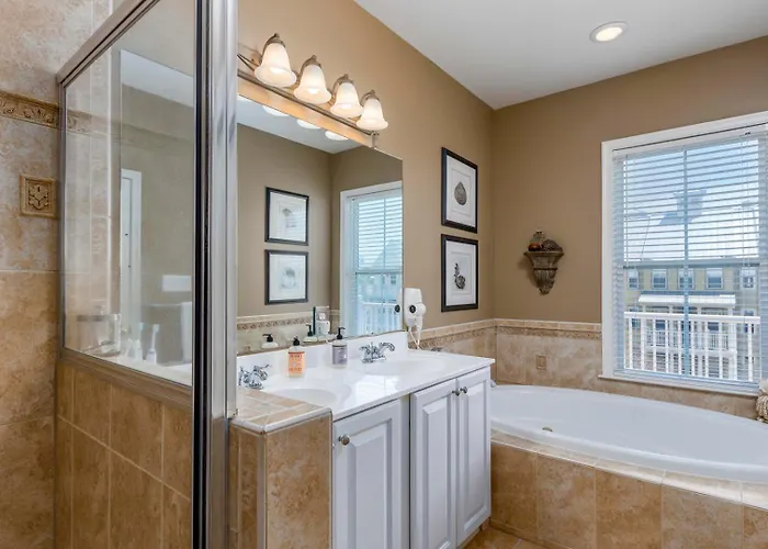 Amazing 4 Bedroom Sunset Island Townhome With Bonus Den! Ocean Stadt