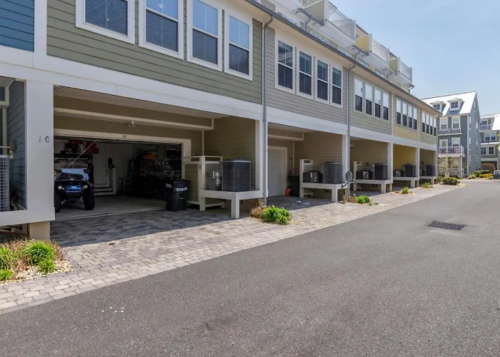 Amazing 4 Bedroom Sunset Island Townhome With Bonus Den! *